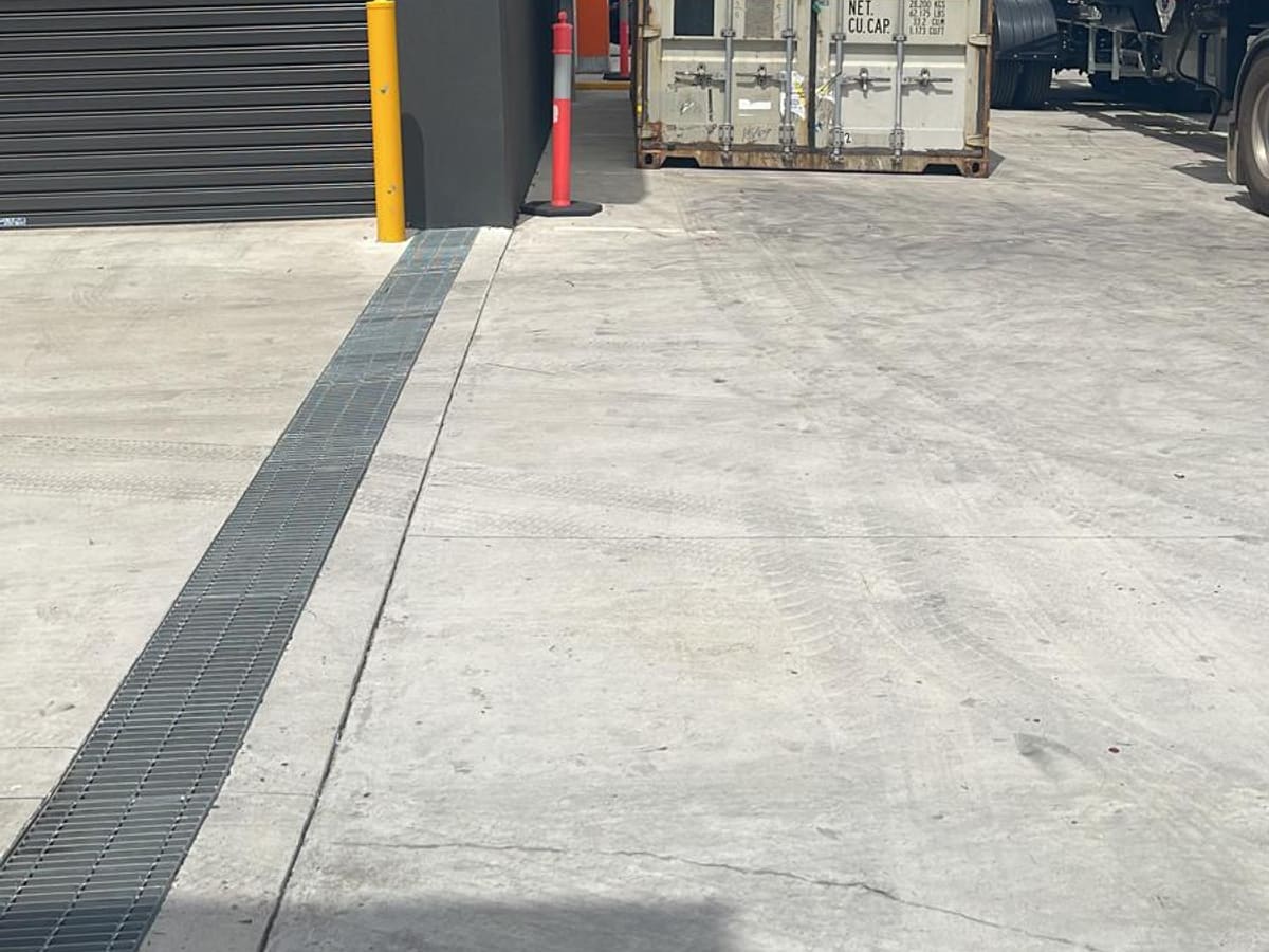 A container loaded on an Aardiv trailer at a delivery site